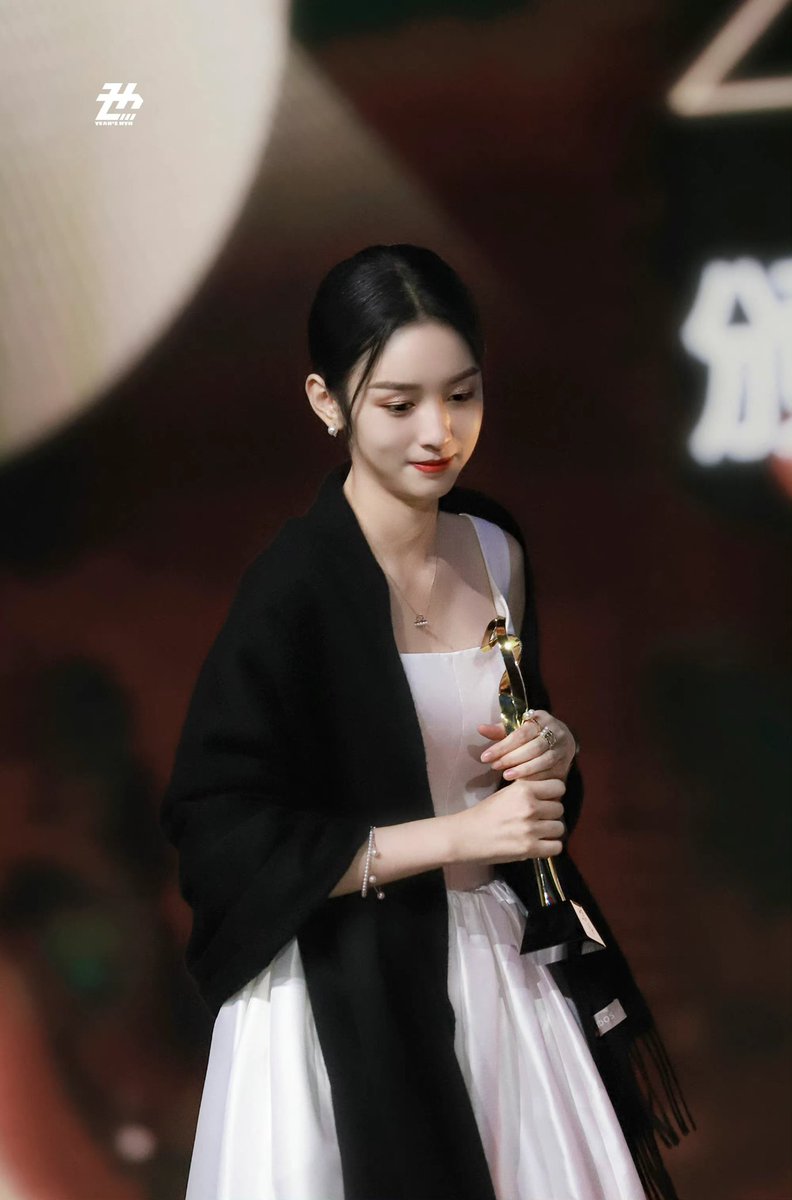 211023 — hengdian wenrong awards

© 周也后援会

「 #zhouye ♔ #周也 」