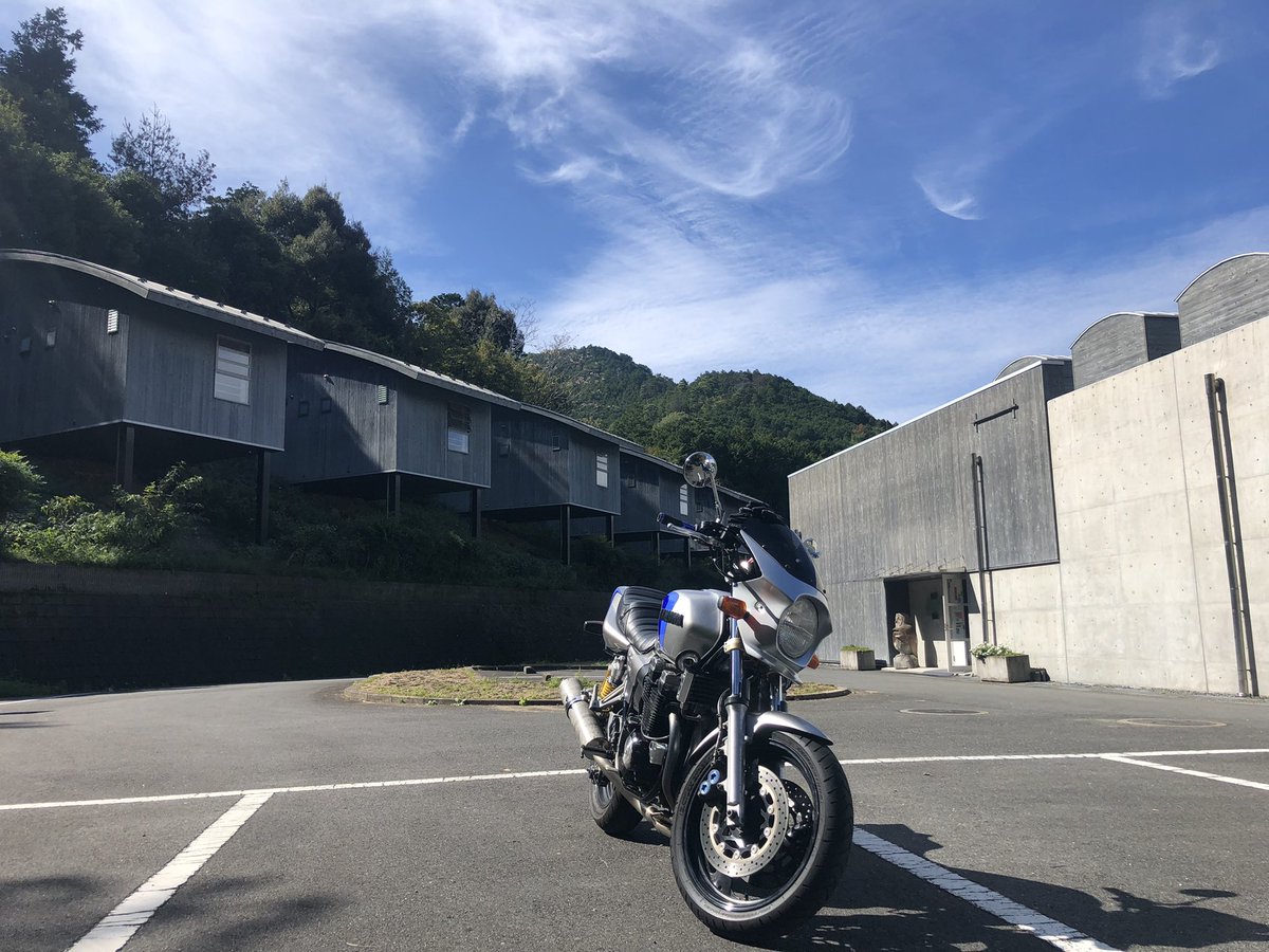 43Spped's tweet photo. 今日も無事に帰宅。
天気良くキレイな空で癒されました。
#xjr400r
#空冷4発
#ソロツー https://t.co/9jLeqy0Yw2