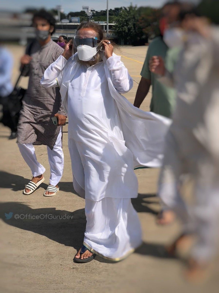 Brahmchaitanya's tweet image. Gurudev @SriSri RaviShankarji enroute to #Nagpur #Maharashtra. #OfflineProgram #Lokmat