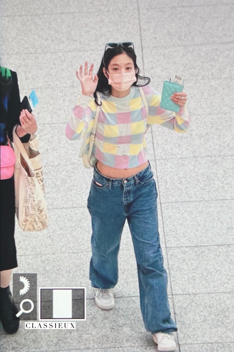 CLASSIEUXforJEN's tweet photo. 211024 👋
#BLACKPINK #JENNIE #블랙핑크 #제니 https://t.co/gvL7DiQlH4