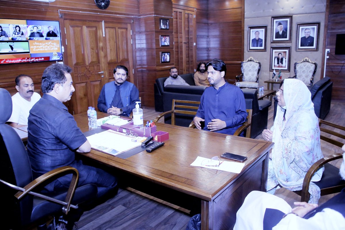 ptisindhupdates's tweet photo. سندھ اسمبلی
اپوزیشن لیڈر سندھ اسمبلی حلیم عادل شیخ سے پی ٹی آئی رہنماؤں کی اپوزیشن آفیس میں ملاقات
ملاقات میں پی ٹی آئی رہنما کیو حاکم خان، وومن ونگ ریجن سکر پریذیڈنٹ سفیہ بلوچ، عمیر شیخ، رانا اعظم و دیگرز پارٹی رہنما موجود

ملاقات میں پارٹی و تنظیمی معاملات پر گفتگو
@HaleemAdil https://t.co/EnjtZwe81g