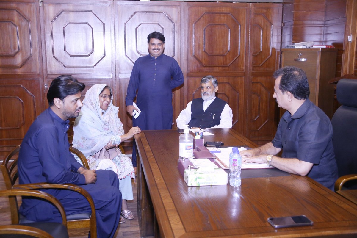 ptisindhupdates's tweet photo. سندھ اسمبلی
اپوزیشن لیڈر سندھ اسمبلی حلیم عادل شیخ سے پی ٹی آئی رہنماؤں کی اپوزیشن آفیس میں ملاقات
ملاقات میں پی ٹی آئی رہنما کیو حاکم خان، وومن ونگ ریجن سکر پریذیڈنٹ سفیہ بلوچ، عمیر شیخ، رانا اعظم و دیگرز پارٹی رہنما موجود

ملاقات میں پارٹی و تنظیمی معاملات پر گفتگو
@HaleemAdil https://t.co/EnjtZwe81g
