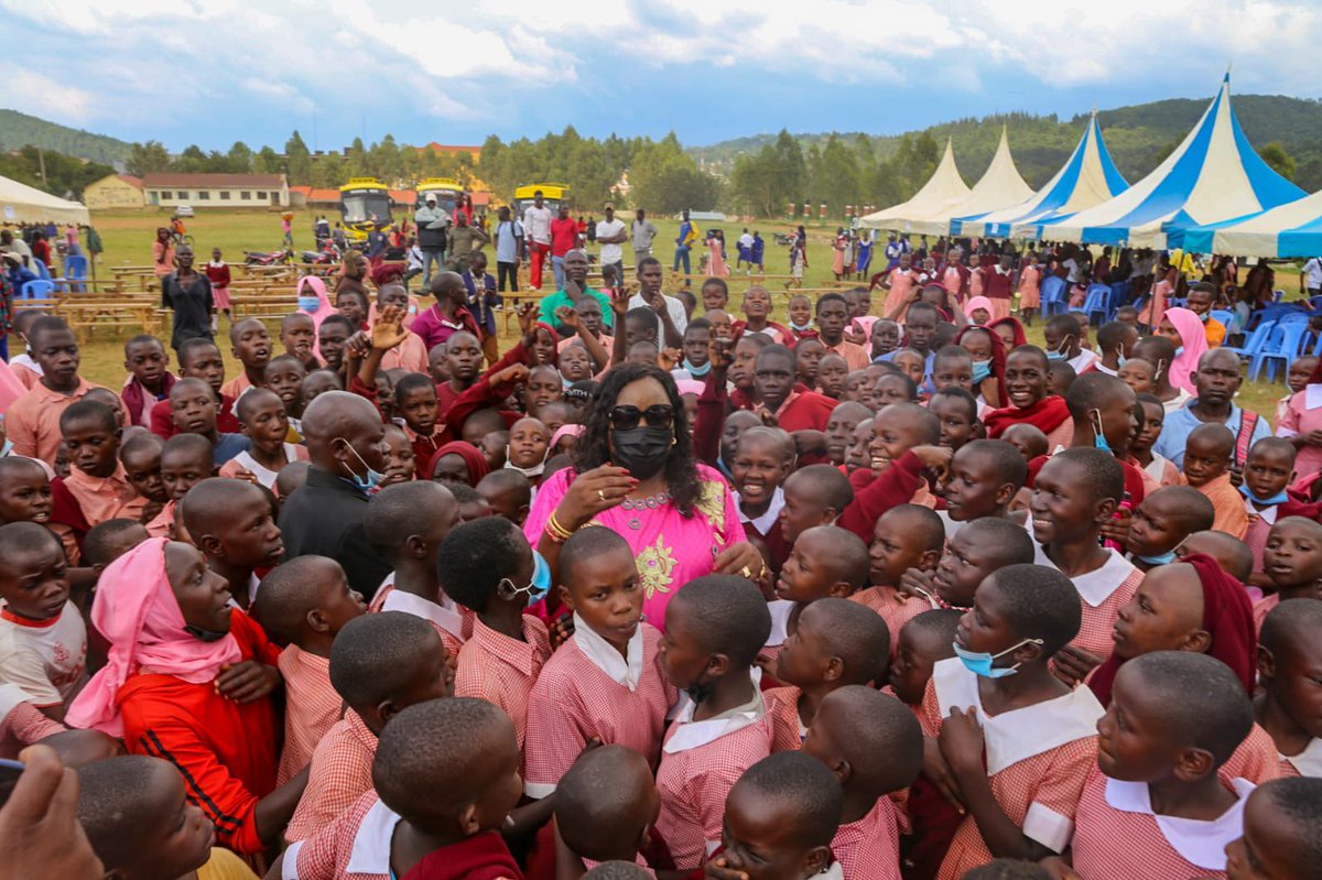 IdaOdinga's tweet photo. “The main hope of a nation lies in the proper education of its youth” ― Desiderius Erasmus Roterodamus

I had a great time with the school fraternity at my Alma Mater, Migori Primary School and leaders while launching a tuition block. https://t.co/9tPPUdVR0Y