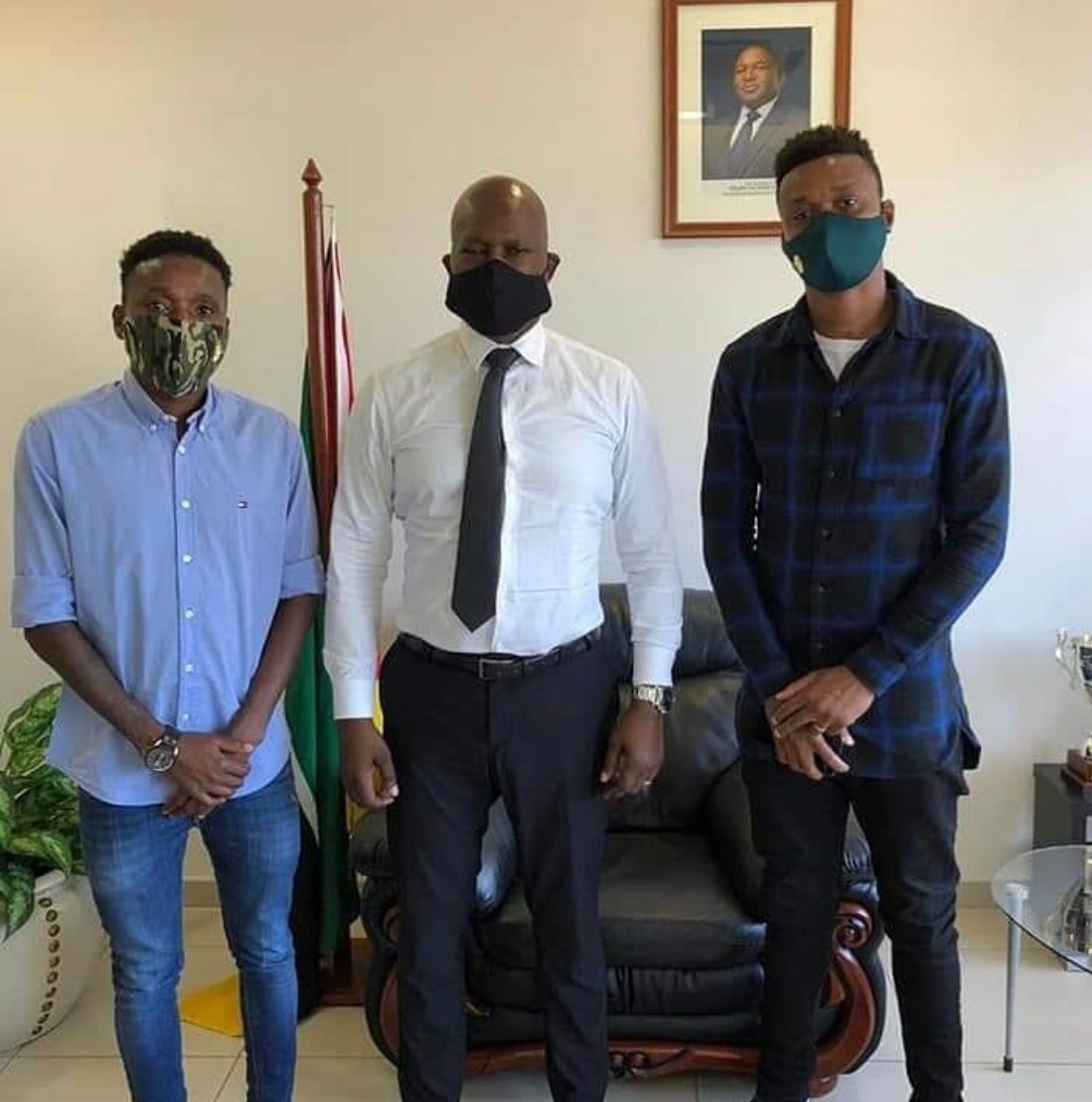 ⭐Dominguez e Mexer⭐

Duas estrelas do futebol Moçambicano, jovens que inspiram a nova geração de futebolistas. Desejo-vos sucessos rapazes!

#GM