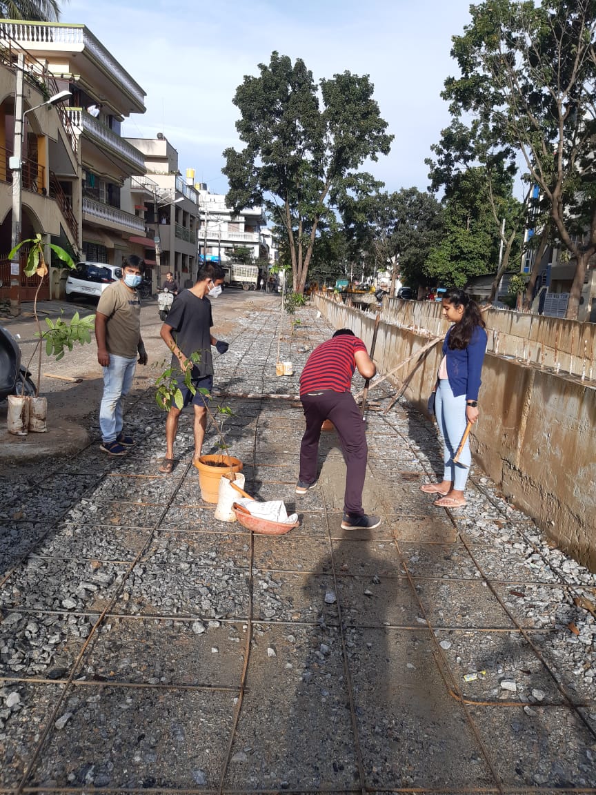 RathaHasiru's tweet photo. Continued with same location with 8 saplings planted today. Good support from neighbouring volunteers #hasiruratha #environment #greenbangalore #savetrees #greenchallenge #bangalore #plantasapling #adoptasapling https://t.co/xPQifRMhkl
