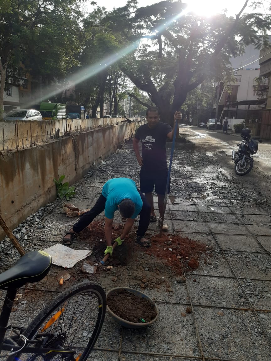 RathaHasiru's tweet photo. Continued with same location with 8 saplings planted today. Good support from neighbouring volunteers #hasiruratha #environment #greenbangalore #savetrees #greenchallenge #bangalore #plantasapling #adoptasapling https://t.co/xPQifRMhkl