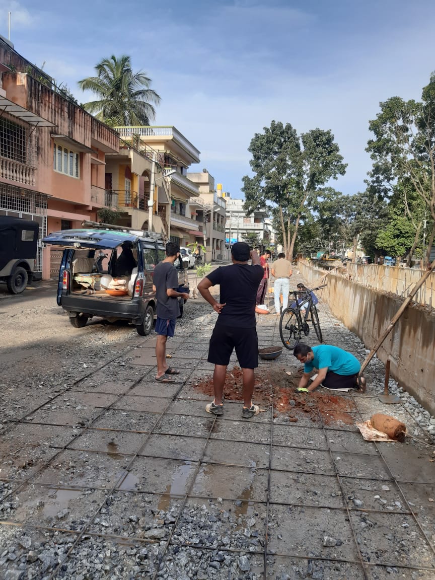 RathaHasiru's tweet photo. Continued with same location with 8 saplings planted today. Good support from neighbouring volunteers #hasiruratha #environment #greenbangalore #savetrees #greenchallenge #bangalore #plantasapling #adoptasapling https://t.co/xPQifRMhkl