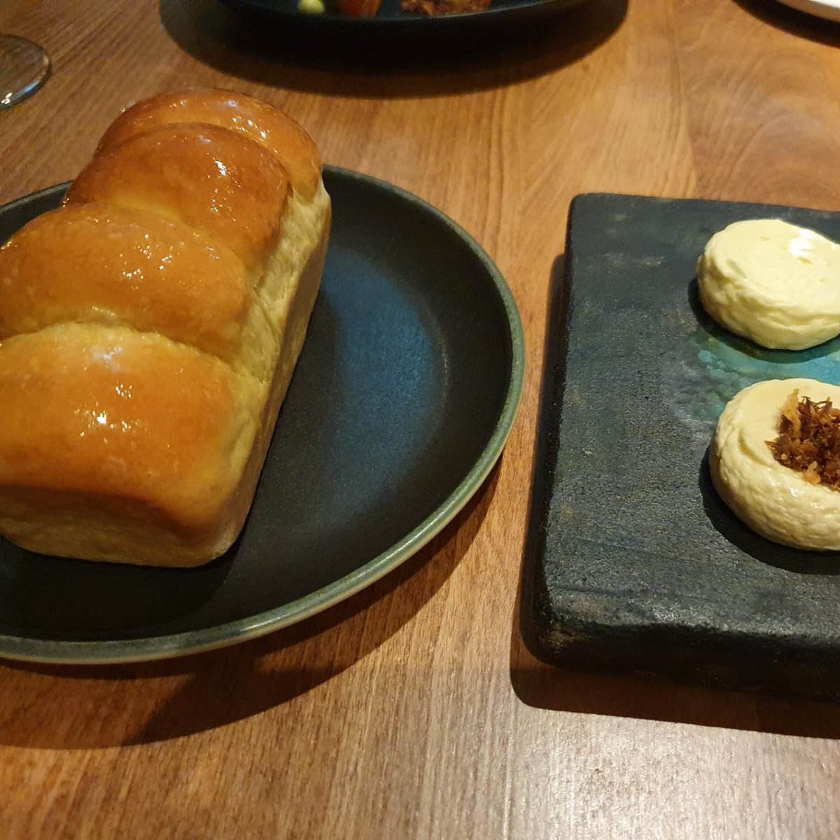 AndyTabberner's tweet photo. Two amazing experiences @henrocksimonrogan this week!
Some of the most knowledgeable and passionate staff I've come across! Food was incredible I could have eaten that whole loaf of bread myself 😍 A beautiful setting with views down onto the lake! https://t.co/NeA8nxinup