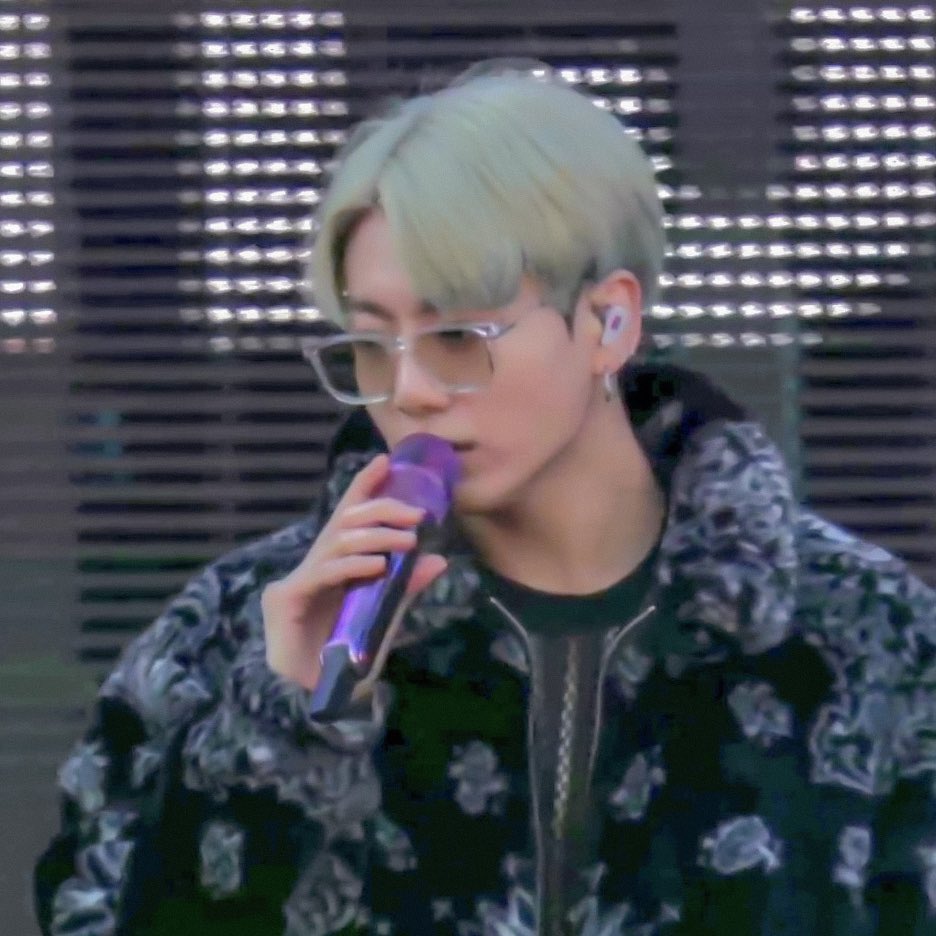 ใส่ไปทำไมแว่น ไม่เห็นจะกันแด๊ดได้ตรงไหน