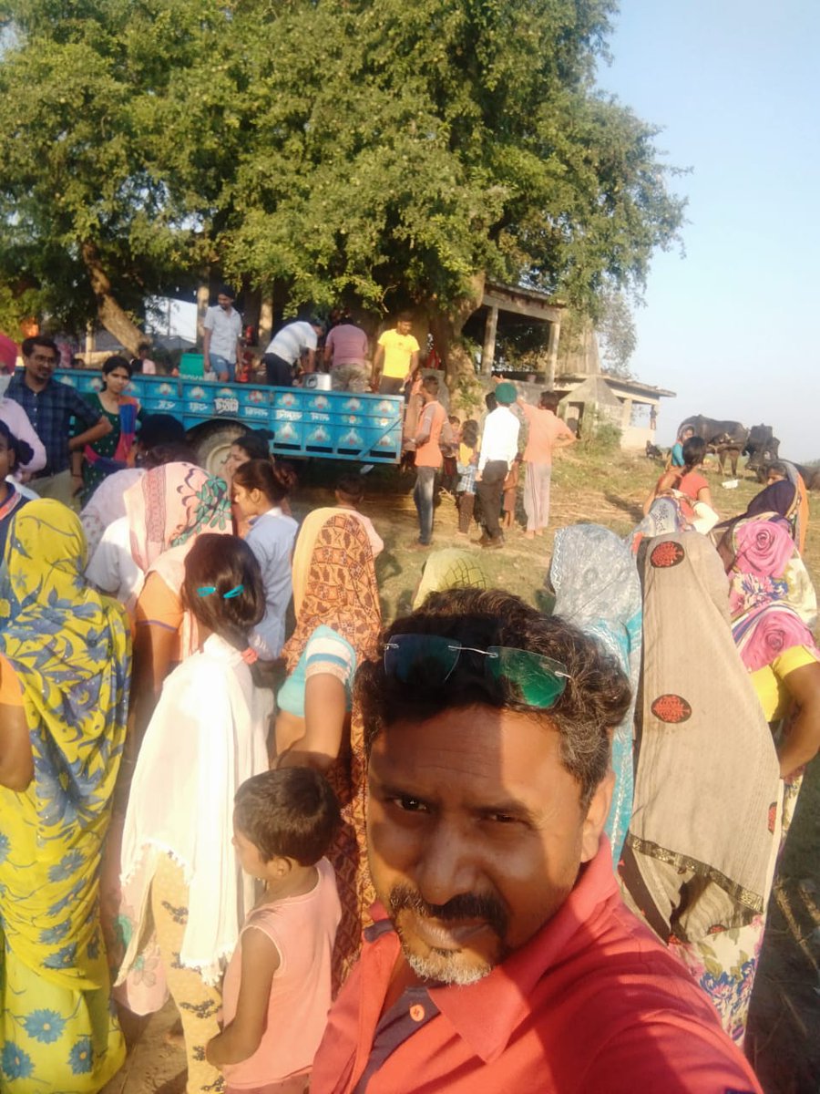 AnupamP31126611's tweet photo. आज चौथे दिन राष्ट्रीय समाज पार्टी जनपद लखीमपुर खीरी टीम के पदाधिकारी व कार्यकर्ताओं द्वारा बाढ़ पीड़ितों के रात्रि भोजन, चिकित्सा तथा उनके ठहरने की व्यवस्था की गई।
"नर सेवा नारायण सेवा" का भाव लेकर जनकल्याण के लिए राष्ट्रीय समाज पार्टी सदैव तत्पर रहेगी। https://t.co/mu8vS87Gws