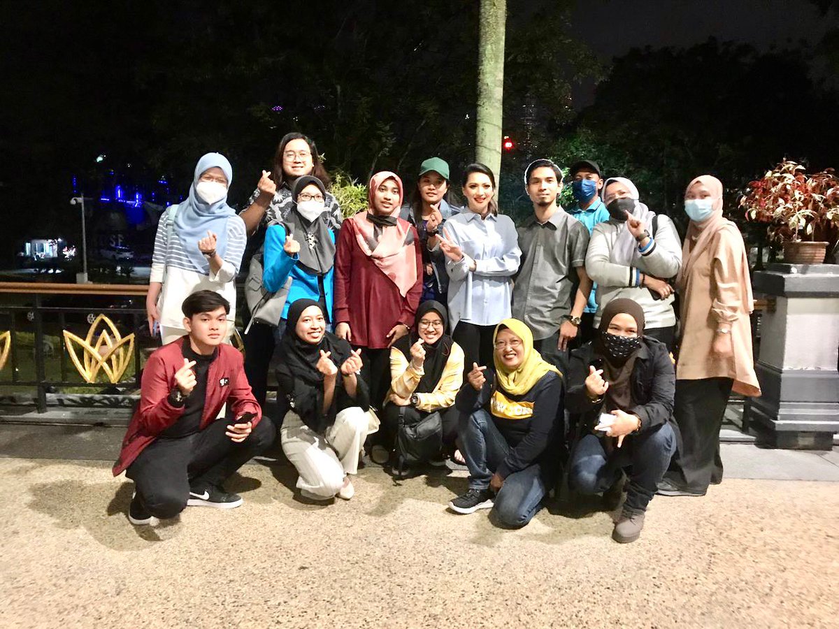 elenef_c's tweet photo. @linda_nanuwil With fans #lnfc #konsertorkestratradisionalmalaysiarentakkita #istanabudaya https://t.co/cPdbX4umz5