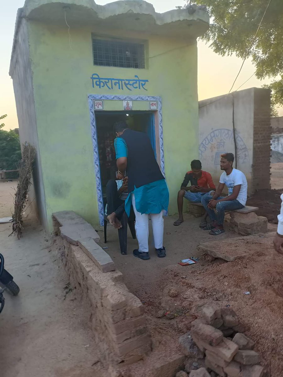 KaviSumitOrchha's tweet image. भाजपा विराट विजय लेने जा रही है पृथ्वीपुर में...... जनता एक बार डॉ शिशुपाल जी को आजमाना चाहती है....यह 38 गांव में लगभग एक हज़ार लोगों से किये व्यक्तिगत संवाद के आधार पर कह रहा हूँ .....

दो साल - शिशुपाल
@vdsharmabjp
@SuhasBhagatBJP
@HitanandSharma
@Ch_MukeshSingh