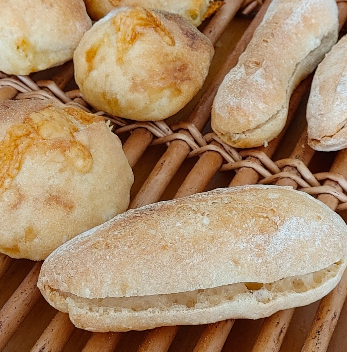 Chibapan31's tweet photo. 今日は実験パン。
ミニフランスパンと適当に買ってきたチーズを混ぜたパン。
フランスパンはは明太マヨとあんこで。チーズはもっとちゃんと調べて買うべきと反省。
#手作りパン 
#パン作り 
#おうちパン https://t.co/JnZwhV9MMw