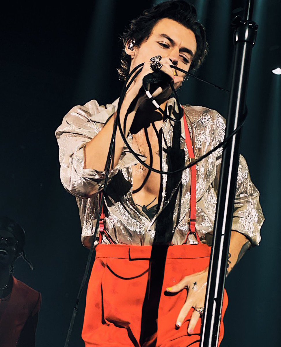 Massharry2's tweet photo. #harrystyles durante i suoi concerti è una montagna russa di emozioni:momento ormonale,la tenerezza,lui che aiuta a fare coming out,le lacrime per il grido di speranza “we’ll be alright”, la banana song, lo struggimento su falling 
Meritiamo quanto prima un #LoveOnTourUncasville https://t.co/kB3v6DlpKW