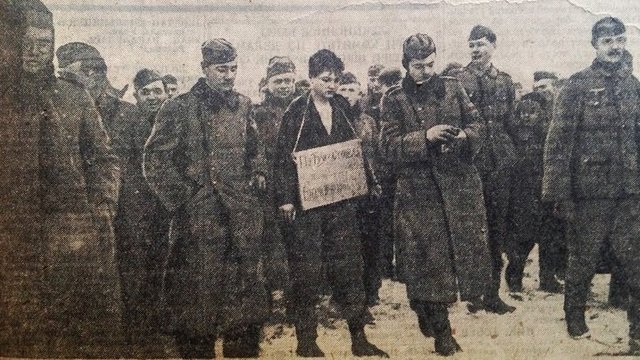 «Правда», 24 октября 1943: «Фотографические снимки, которые помещены здесь, найдены у офицера германской армии, убитого советским бойцом близ Смоленска. На них запечатлены минуты убийства Зои Анатольевны Космодемьянской»