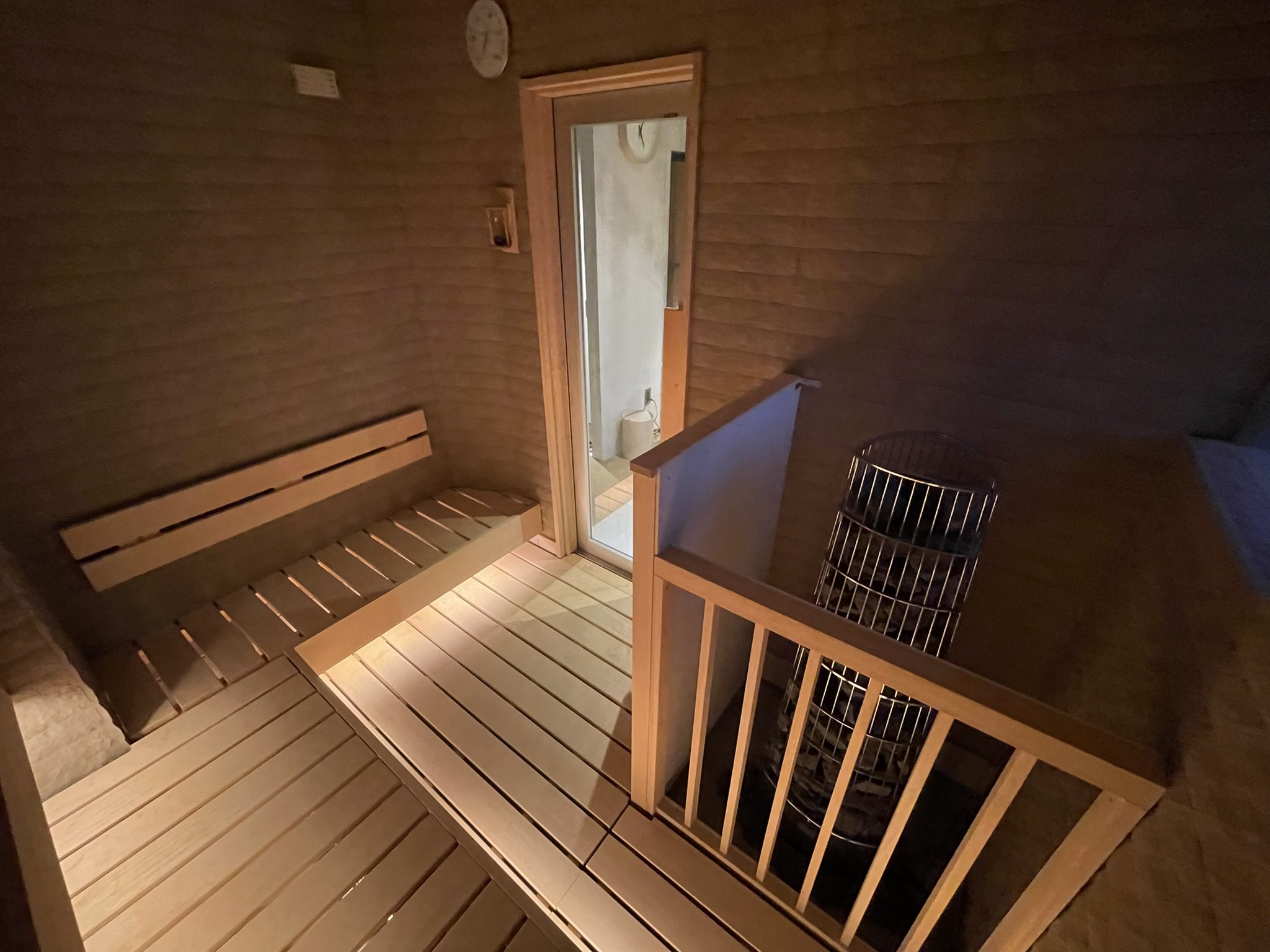 Enya Honami 塩谷 歩波 ルーフトップサウナがさらにやﾝばい 自家製のアロマロウリュが過去経験したことのない芳醇な香りで 匂いだけでぶっ飛ぶぞ さらに水風呂もよき温度だし 露天風呂あるし 室内でゆっくり休めるし なんとフリーアイスもあるし