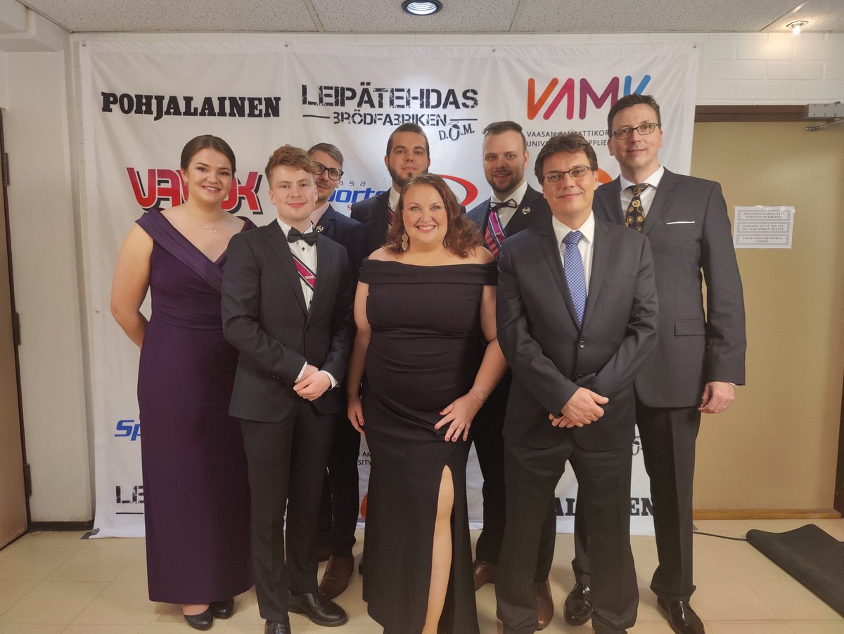 HannaPikkaraine's tweet photo. Eilen juhlittiin 25-vuotiasta @VAMKtweets opiskelijakunta #Vamok'ia. Minulla oli suuri kunnia pitää tilaisuuden juhlapuhe. Oli myös mukava nähdä @KatiKomulainen vaikka juttelemaan asti ei ehditty. Kuvassa paikalla olleet nykyiset &amp; entiset puheenjohtajat. 5 vuoden päästä uusiksi! https://t.co/4nlWrdi9cF