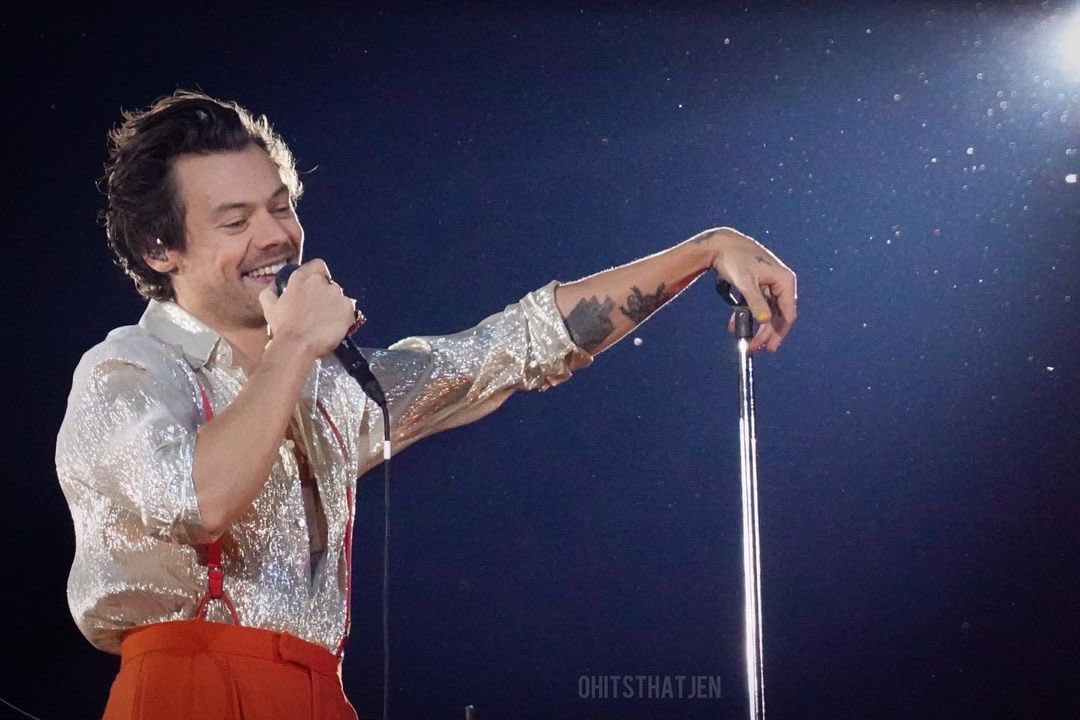 Hl Daily On Tour On Twitter Harry Styles Live From Mohegan Sun Arena Loveontouruncasville Night2 10 23 21 Ohitsthatjen Https T Co Xovesiaszm Twitter