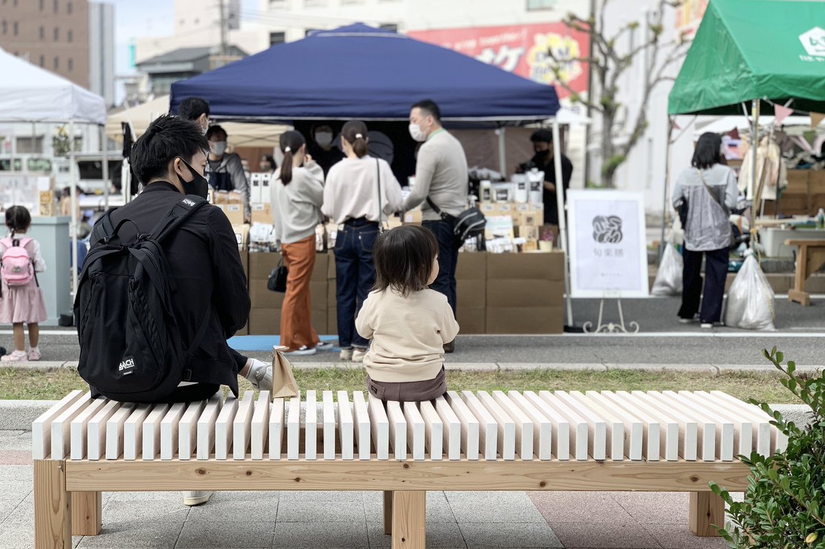 ambientdesigns_'s tweet photo. 一宮の路上家具Ｂ。

座面は遠くからも視認性を高めるようにホワイトクリアで塗装、本体はクリア塗装。路上建築や路上家具Ａと同じく、自然素材の木材保護塗料を使用しました。小さい子どもたちが触れることへも配慮しています。 https://t.co/iEzS0KPoU5