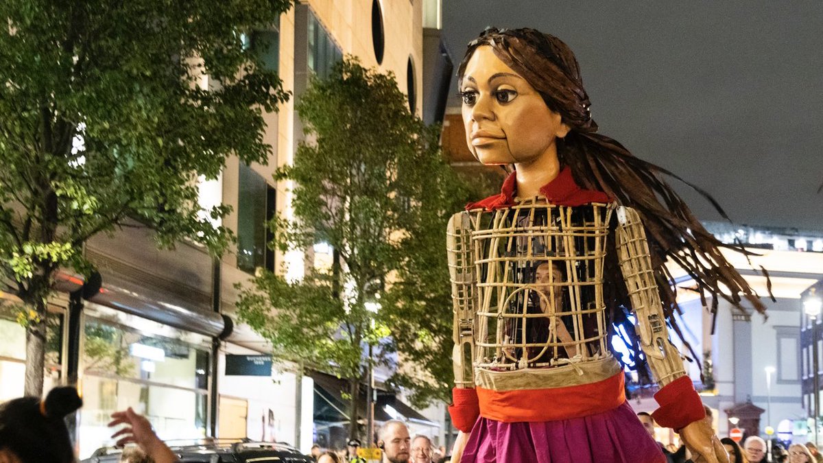 rbo_org's tweet photo. 🚶‍♀️ Last night we were proud to welcome @walkwithamal to our theatre

Little Amal is a three metre-tall puppet of a young refugee girl who has been walking from Syria to raise awareness of the plight of young refugees

#LittleAmal #TheWalk https://t.co/iyG9Ra92kG