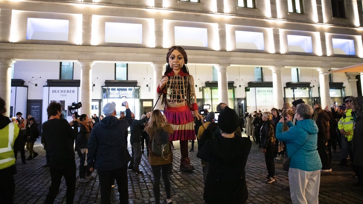rbo_org's tweet photo. 🚶‍♀️ Last night we were proud to welcome @walkwithamal to our theatre

Little Amal is a three metre-tall puppet of a young refugee girl who has been walking from Syria to raise awareness of the plight of young refugees

#LittleAmal #TheWalk https://t.co/iyG9Ra92kG