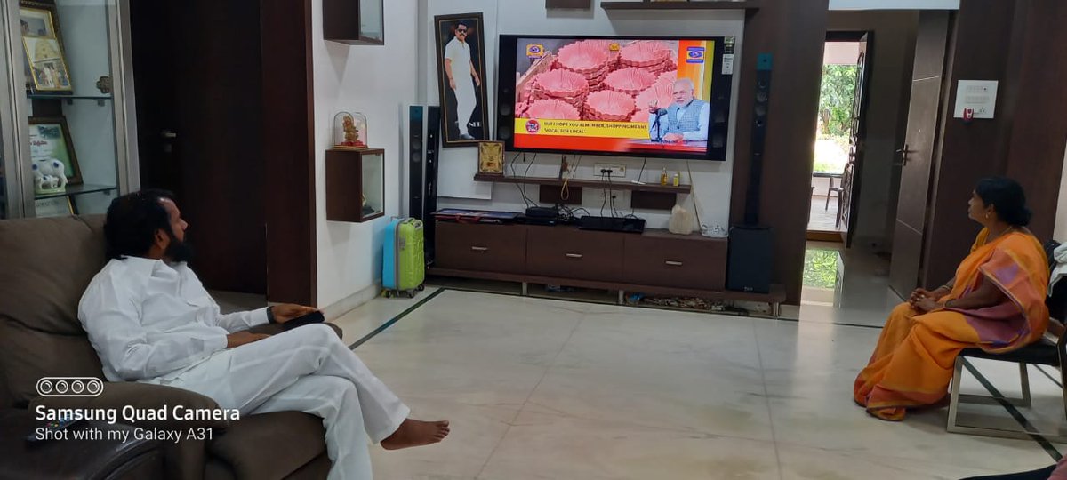 EcherlaNER's tweet photo. భారత ప్రధానమంత్రి శ్రీ నరేంద్ర మోడి గారి #Maankibhat (మనసులో మాట) కార్యక్రమాన్ని వీక్షిస్తున్న బి‌జే‌పి రాష్ట్ర కార్యవర్గ సభ్యులు, ఎచ్చెర్ల ఇంచార్జ్ నడుకుదిటి ఈశ్వరరావు @NERBJP గారు, బంటుపల్లి సర్పంచ్ రజని NER గారు.
@BjpEtcherla @BJP4Andhra @MadhavBJP @somuveerraju @BJP4India https://t.co/f2RwUIFU7j