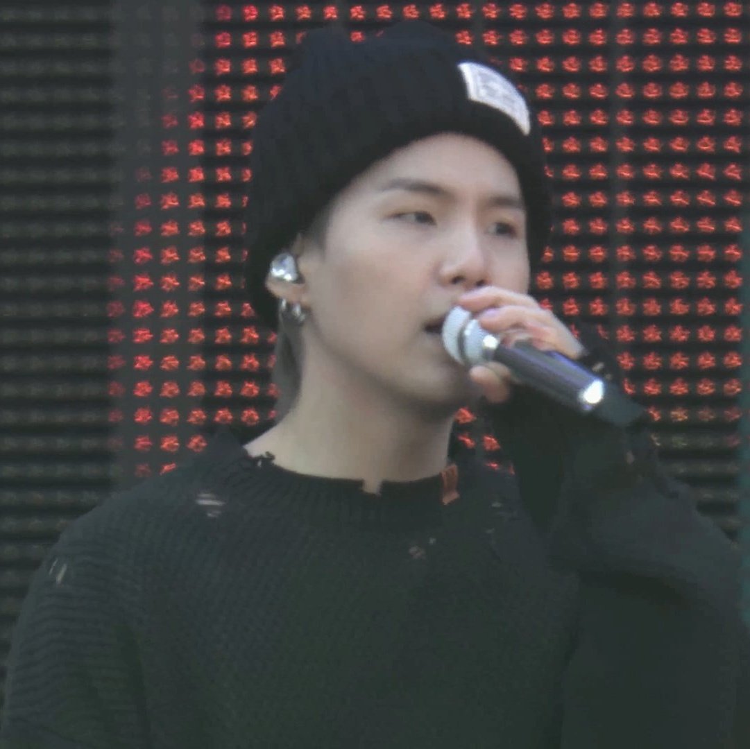 taebokkiii's tweet photo. Min yoongi long ash gray hair???😳 https://t.co/y0aMpHl3XS