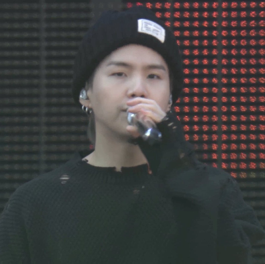 taebokkiii's tweet photo. Min yoongi long ash gray hair???😳 https://t.co/y0aMpHl3XS