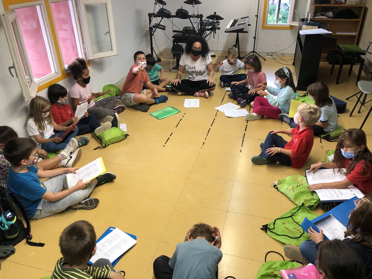 americanlakemus's tweet photo. Un octubre magnífic, amb les classes plenes i on es respira ganes de fer feina i passar-ho bé!!☺️

#vineatocaruninstrument

#americanlakemusic #octubremusical #corals #llenguatges #quartetdecorda #bandadevent #classesindividuals https://t.co/2pgxvN2ARS