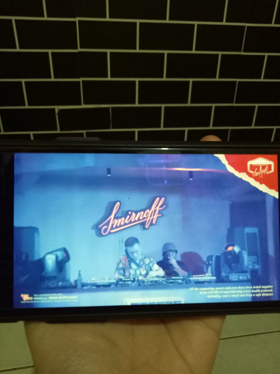 elfikaafeldi's tweet photo. oke bgtlah mlm mingguku dengerin diskoria sambil cheers online bareng smirnoff #TheSmirnoffWay https://t.co/Q3fWrDmIsg