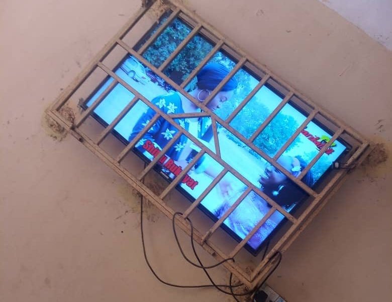 tafsir_95's tweet photo. Pakistani family watching #INDvPAK match https://t.co/oPdeul117t