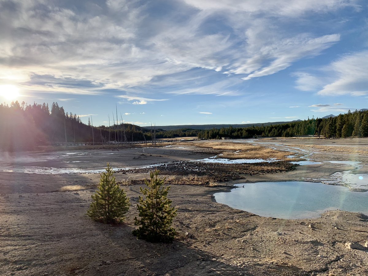 dariangshark's tweet photo. I can’t explain how beautiful this place is @YellowstoneNPS https://t.co/gnlrHOJNjE