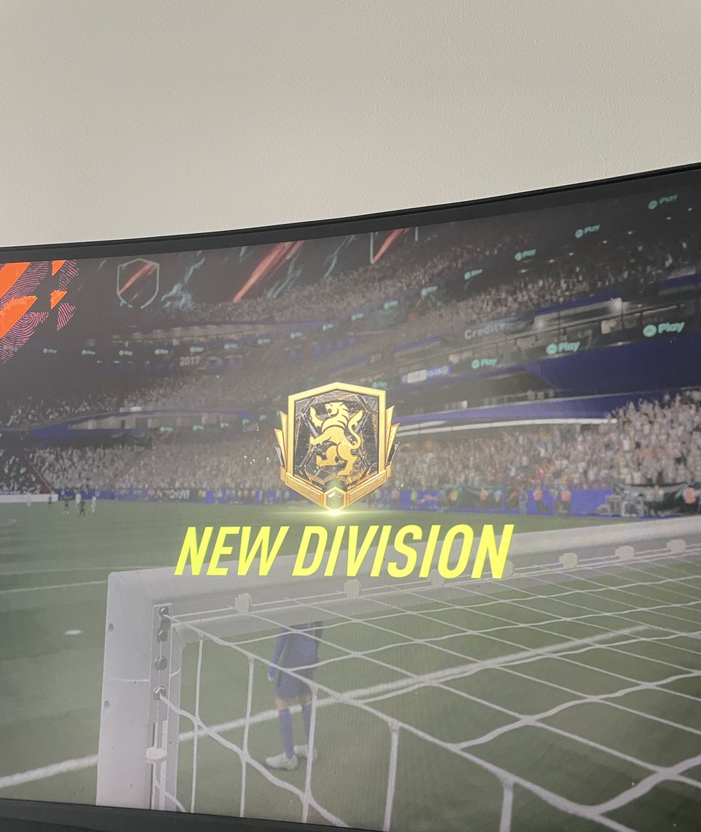 Decided to actually give FUT a proper go and learn throughout the next year. Probably the worse player in this division but hey keen to keep learning! 
#elite  #FIFA22