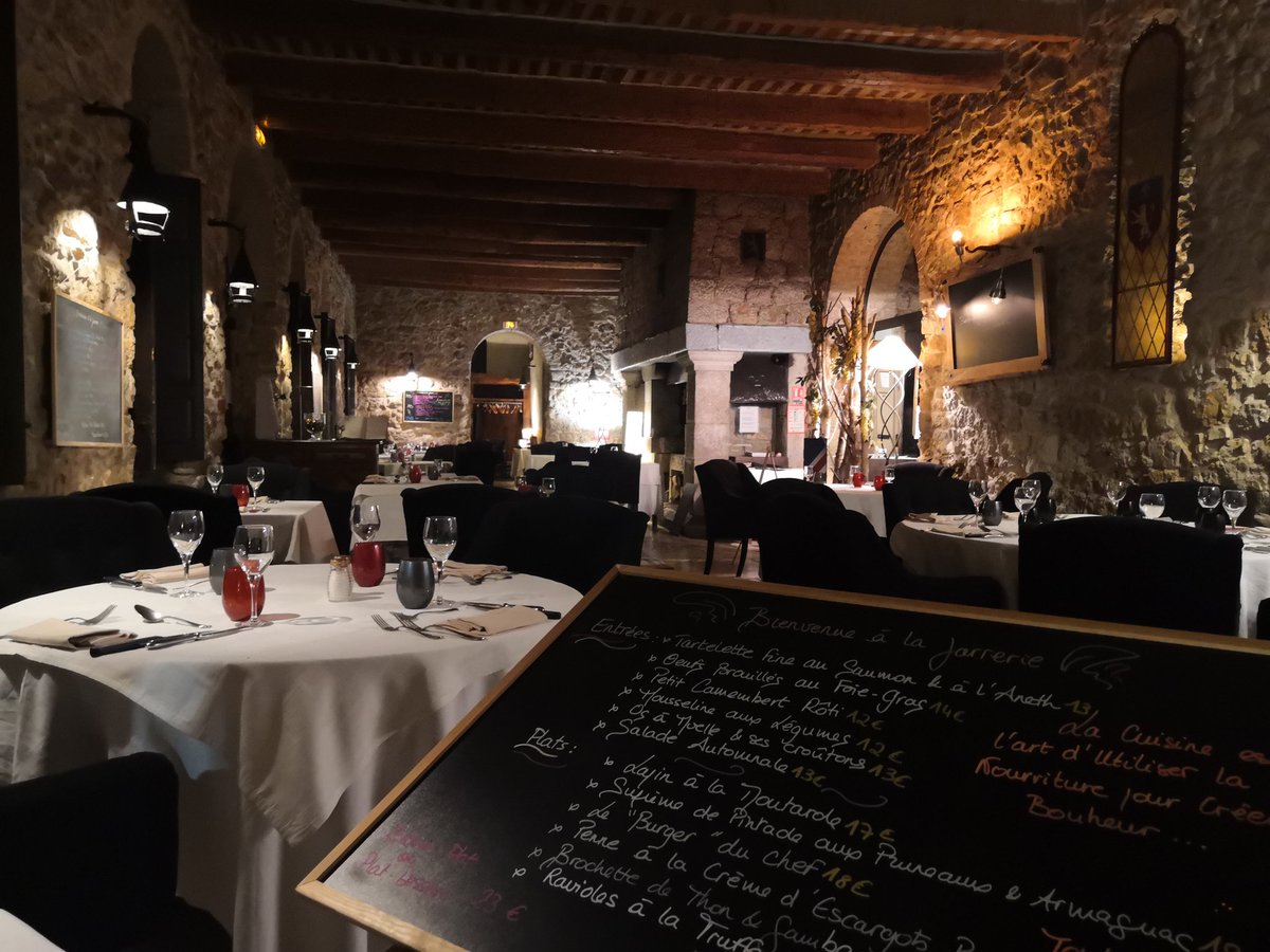 UnTourAutour's tweet photo. Découverte d'un joli petit restaurant  à Bar sur Loup !
La Jarrerie, ancien couvent réaménagé en dépôt d'olives, puis en restaurant.
Un très bon repas et personnel aux anges, très accueillant ! https://t.co/E7ov6h3C1b