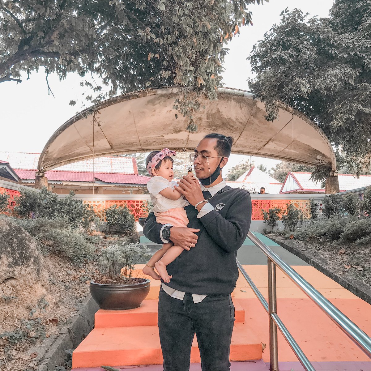 MDABK75's tweet photo. “Every Pictures Does Tell A Story.”😂

1st Pic : “Daddy Fieya Nak Isap Pod Jugak!”
2nd Pic : “Takleh!! Ni Daddy Punya!”
3rd Pic : “ Hehehe “ https://t.co/Gw2p4iZAlU