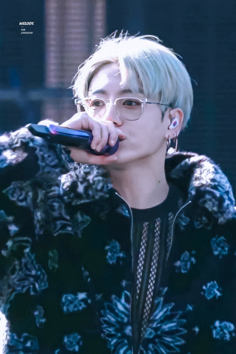 melodyjk_'s tweet photo. soundcheck jungkook 🎤🐰💗🌷

#PTD_ON_STAGE
#정국 #JUNGKOOK @BTS_twt https://t.co/VGRbHsPUFa