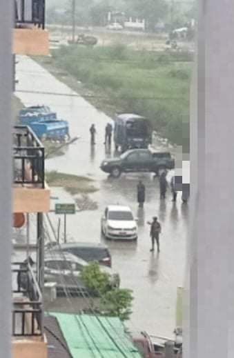 RvlBurma2's tweet photo. Following the bombing at the entrance of #Mya_Yi_Nanda Stadium in Mandalay's #ChanMyaTharSi on Oct 23, junta have been blocking all entrances &amp; exits of Mya Yi Nana housing complex since 9 am today &amp; are still searching almost every room in every house.

#WhatsHappeningInMyanmar https://t.co/WSytDC5zkH