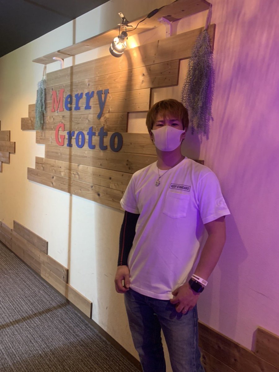 yuubou54's tweet photo. ユニフォームなどで大変お世話になってますGSD様から商品届きました！
これからの時期にぴったりのトレーナー
投げる時に最適のTシャツ
胸ポケットあるのとても良きです♪
デザインもよくお気に入りです！
松尾さんいつもありがとうございます
#ダーツプレーヤーの普段着
#GSD
#GSD_hide 
#MerryGrotto https://t.co/yNfoZxVldd