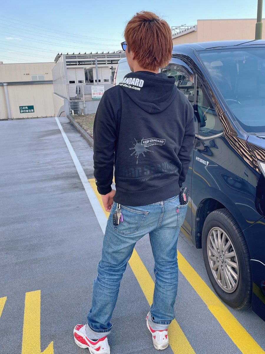 yuubou54's tweet photo. ユニフォームなどで大変お世話になってますGSD様から商品届きました！
これからの時期にぴったりのトレーナー
投げる時に最適のTシャツ
胸ポケットあるのとても良きです♪
デザインもよくお気に入りです！
松尾さんいつもありがとうございます
#ダーツプレーヤーの普段着
#GSD
#GSD_hide 
#MerryGrotto https://t.co/yNfoZxVldd