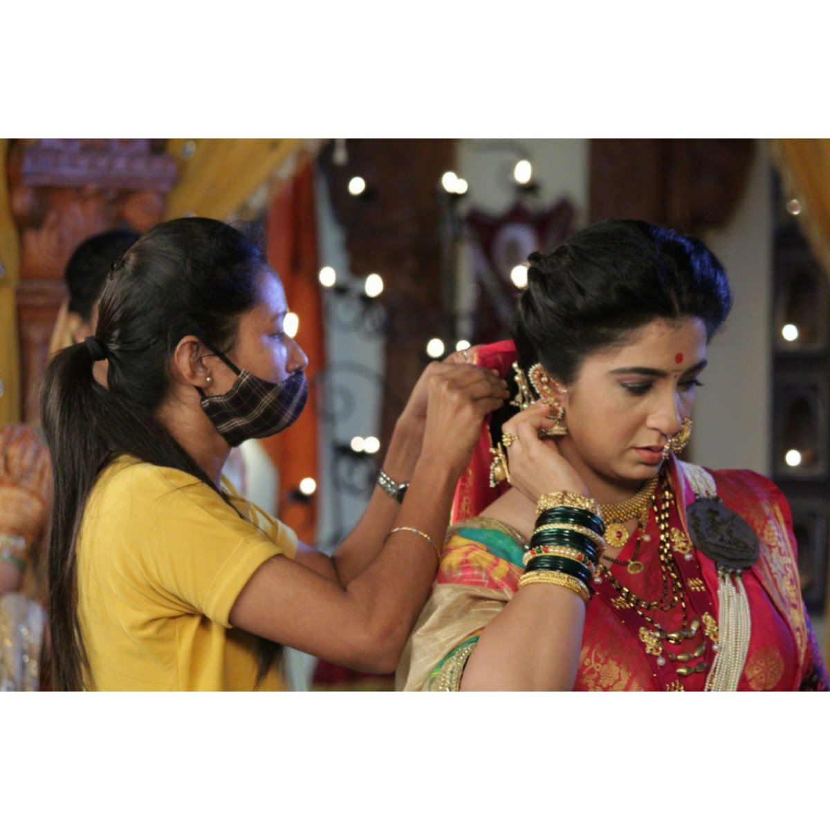 DashamiOfficial's tweet photo. Behind the scenes while getting ready 📸
.
.
.
#PunyaShlokAhilyabai #SonyTv #MakeupTeam #Styling #Makeup #Style #TeamWork #GettingReady #BehindTheScenes #DashamiCreations #TeamDashami https://t.co/XG8vMVI3fp