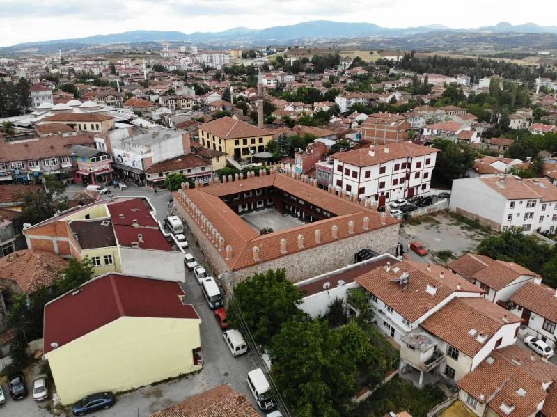 Vezirköprü ilçemizin artan ticari faaliyetleri nedeniyle inşa edilen Osmanlı Dönemi eserlerinden Vezirköprü Taşhan, 2006 yılında tarihi dokusu bozulmadan restore edilerek mimari özelliklerimizi yaşatan kültürel miraslarımız arasındaki yerini almıştır.