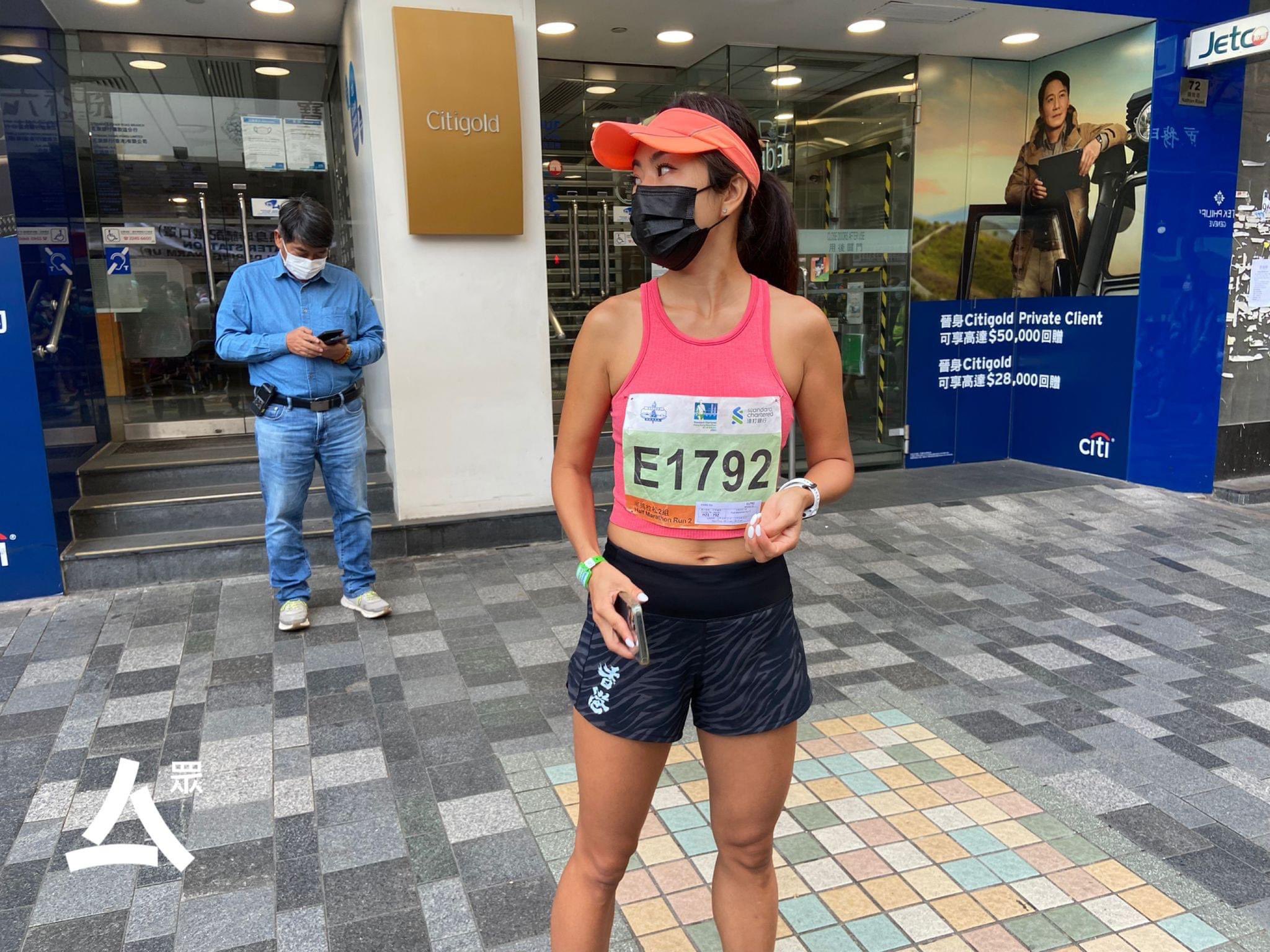 Fumi 本日の香港マラソン 香港 横並びになると加油になるやつ の文字を入れた服やタトゥーが 政治的なスローガン だと扱われたためにngとなり 選手たちは服を換えるか そして 湿布でタトゥーを隠さないと出場禁止 香港なのに香港と加油