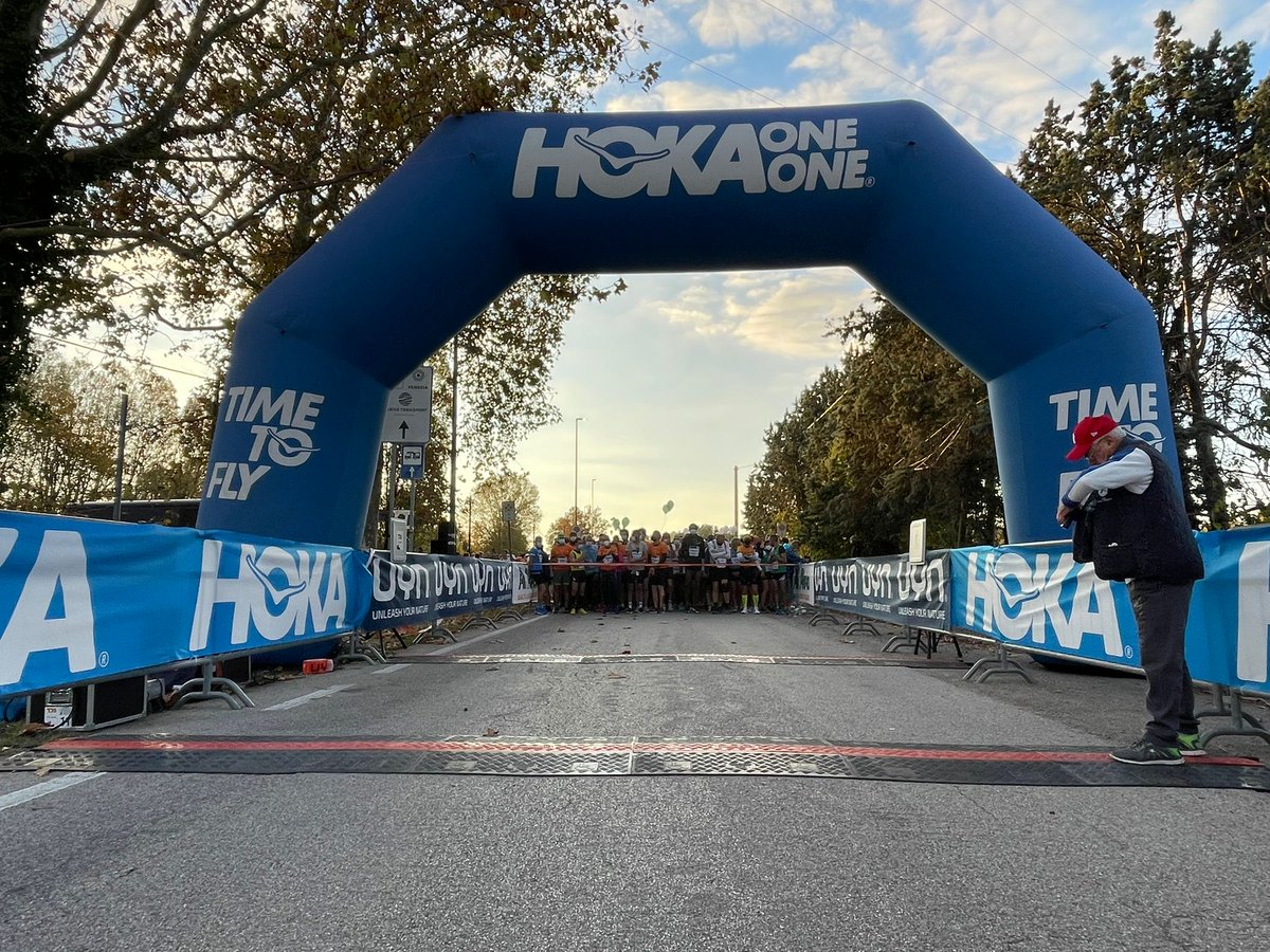 SerenissimaVe's tweet photo. #VeniceMarathon 🏃🏻♀️
Tutto pronto per la 35^ edizione della Venice Marathon, che vede iscritti più di 4mila atleti!
📌 Ecco alcuni scatti da #SanGiuliano, poco prima della partenza della gara di 10 km
#Venezia1600❤️🦁
#RunningVenice https://t.co/kN0p0hl6qi