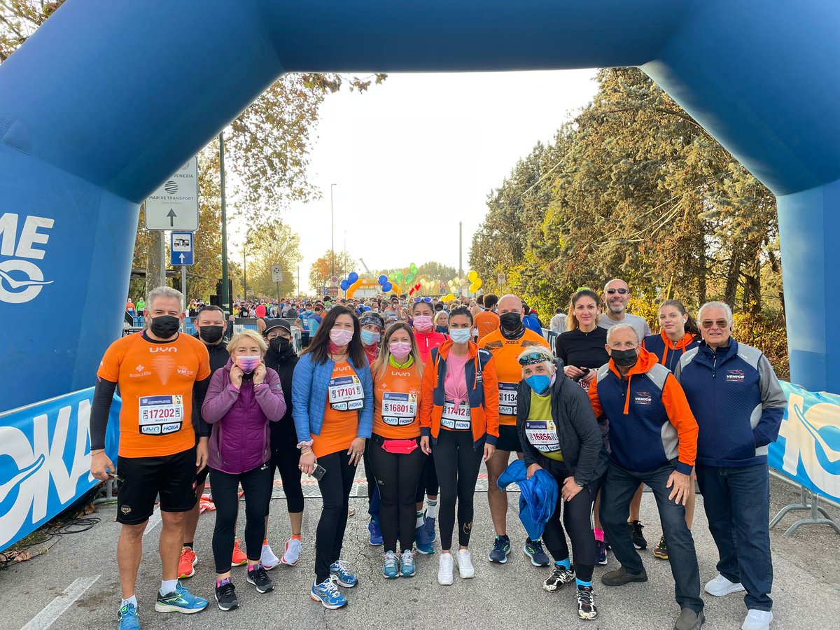 SerenissimaVe's tweet photo. #VeniceMarathon 🏃🏻♀️
Tutto pronto per la 35^ edizione della Venice Marathon, che vede iscritti più di 4mila atleti!
📌 Ecco alcuni scatti da #SanGiuliano, poco prima della partenza della gara di 10 km
#Venezia1600❤️🦁
#RunningVenice https://t.co/kN0p0hl6qi