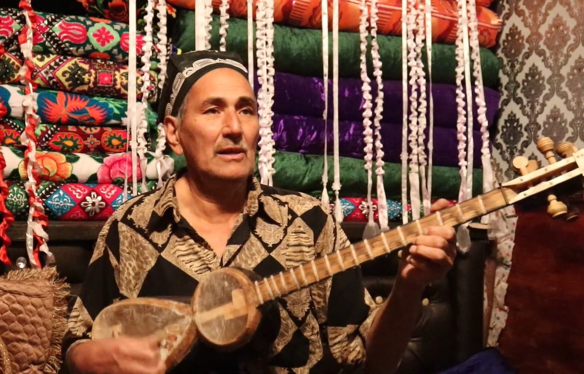 DarrenThies's tweet photo. We were treated to an enchanting performance of traditional Tajik folk music in Jirgatol, #Tajikistan near the Tajik-Kyrygz border.  I think he is playing a Pamiri rubob or tanbur, can anyone tell me?  #rubob #rubab Video:  https://t.co/HqiKYjsyJT https://t.co/bTM1xwVPgP
