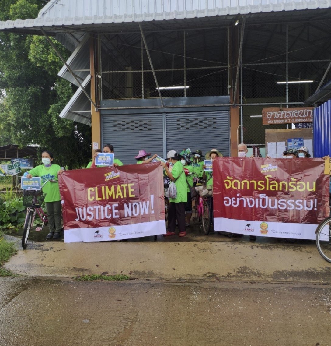 ClimateWatchTH's tweet photo. 3 communities in Phitsanulok --Noen Ma Prang, Jom Thong Moo 7 and Baan Ta Moe, Bang Ra Kham at #BikeActionForClimate demanding #ActNowForClimateJustice.  #SoundTheAlarm #ClimateEmergency @AsianPeoplesMvt @apmdd_ind @PMCJ-ph @KissanRabita @FarooqTariq3 https://t.co/6MQTJKhp3C