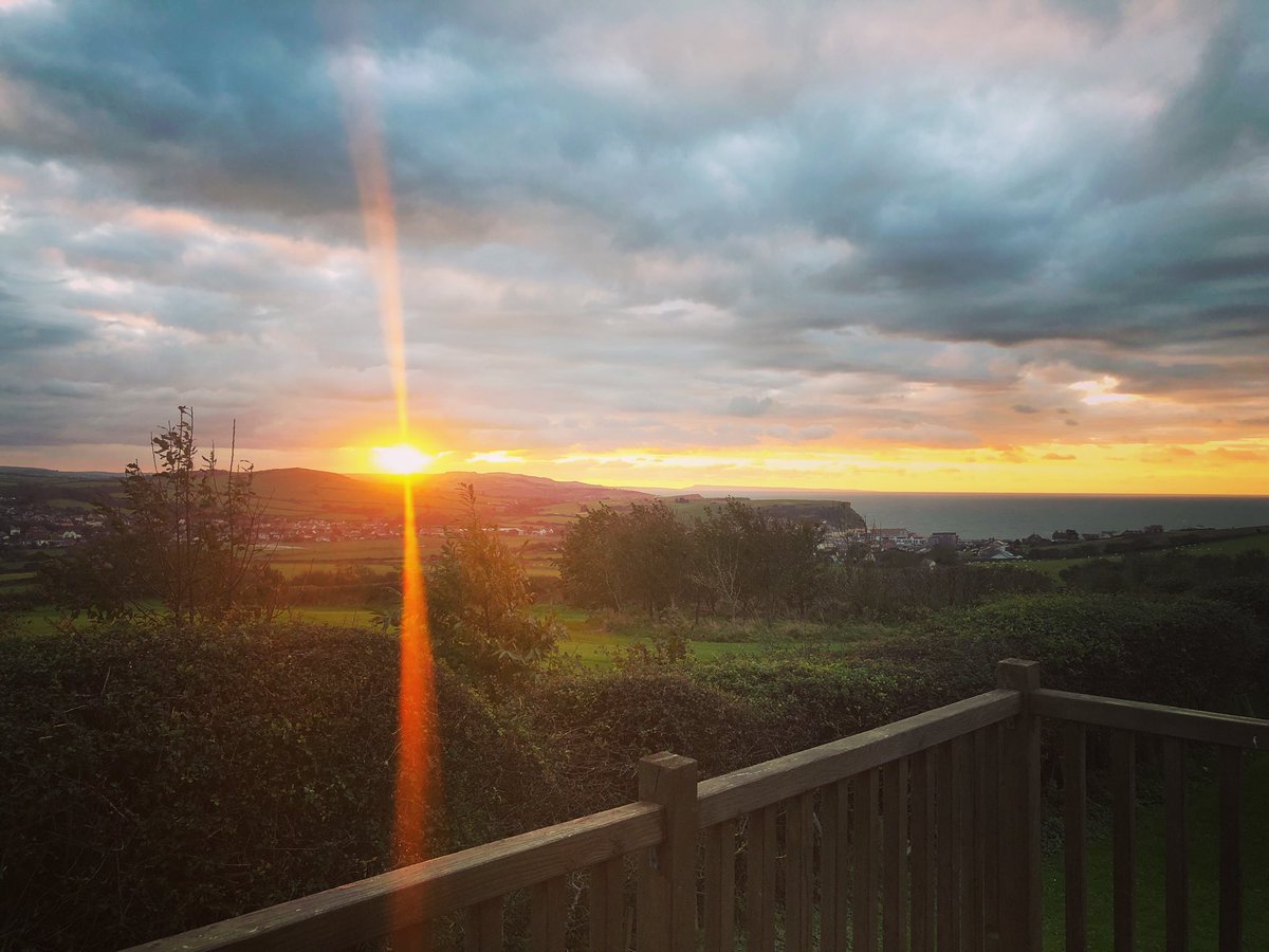 romerley's tweet photo. Happy Sunday! A great way to start the day by watching the sunrise ☀️ over the sea
It reminds me that every day is a new beginning ❤️ there are so many amazing things that can often get overlooked when life gets hectic 🥰
#sunrise #westbaydorset #sundaymorningview #sundayvibes https://t.co/se7WXvZISo