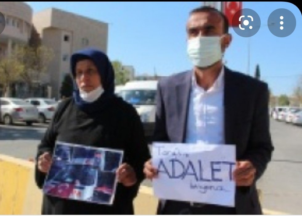 Cumhuriyet tarihinin en adaletsiz dönemi ile karşı  karşıyayız.
Her şey ortada kimse hesap soramıyor.
Toplumun en büyük özlemi ADALET.