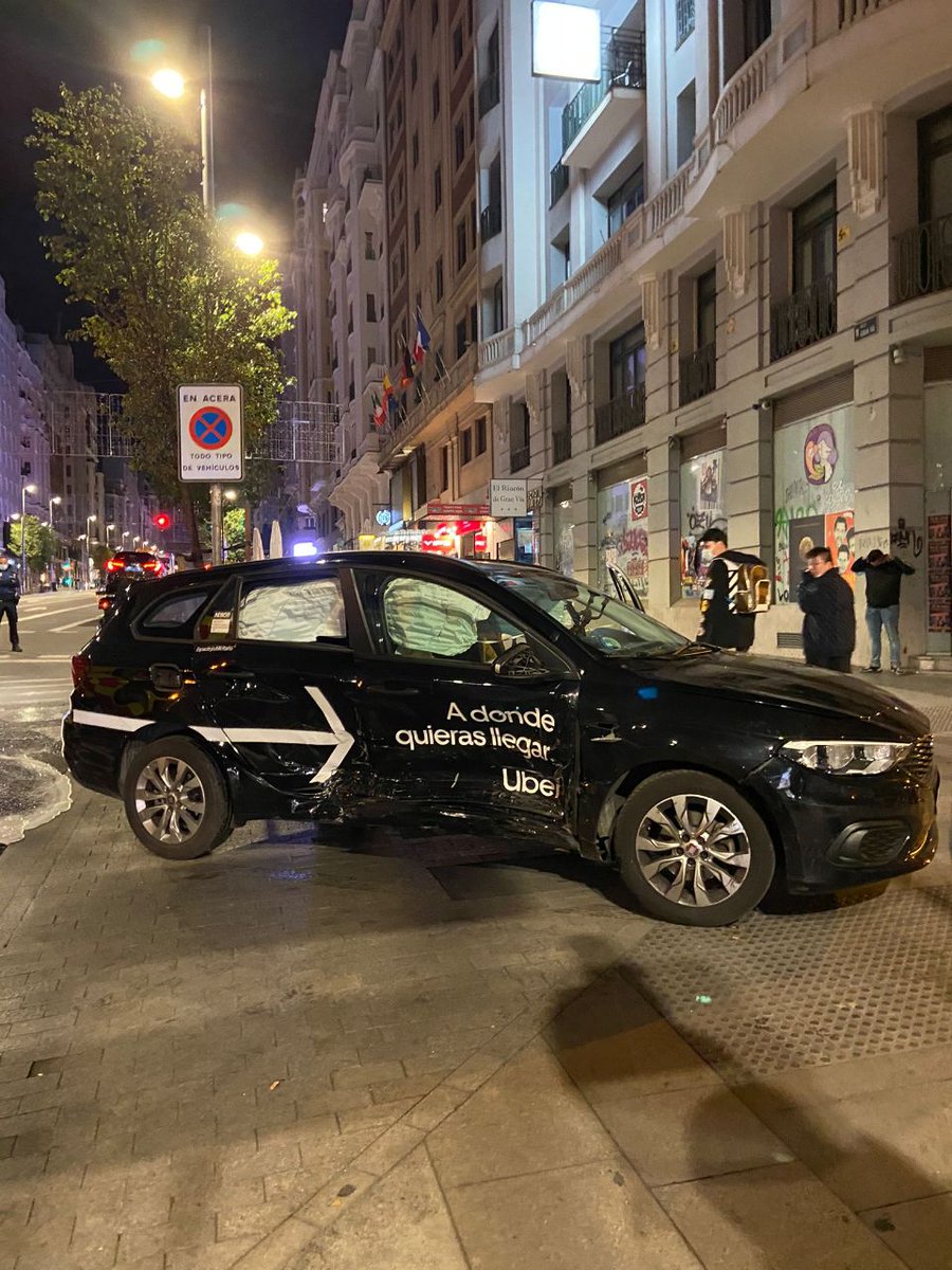 vtc_crash's tweet photo. #Taxienlucha #eltaxiunido #mejorentaxi #quejasvtc #eligetaxi 
Anoche en plena Gran Vía de Madrid, 2 Vtc's chocaron, quedando una de ellas volcada lateralmente.
Los clientes de una,salieron corriendo al producirse el impacto.
NO HAY MEJOR PUBLICIDAD QUE ESTE GOLPE.
A DIFUNDIR. https://t.co/QznFHl8Y3e