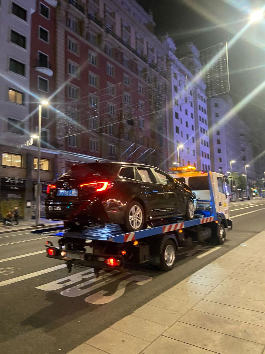 vtc_crash's tweet photo. #Taxienlucha #eltaxiunido #mejorentaxi #quejasvtc #eligetaxi 
Anoche en plena Gran Vía de Madrid, 2 Vtc's chocaron, quedando una de ellas volcada lateralmente.
Los clientes de una,salieron corriendo al producirse el impacto.
NO HAY MEJOR PUBLICIDAD QUE ESTE GOLPE.
A DIFUNDIR. https://t.co/QznFHl8Y3e